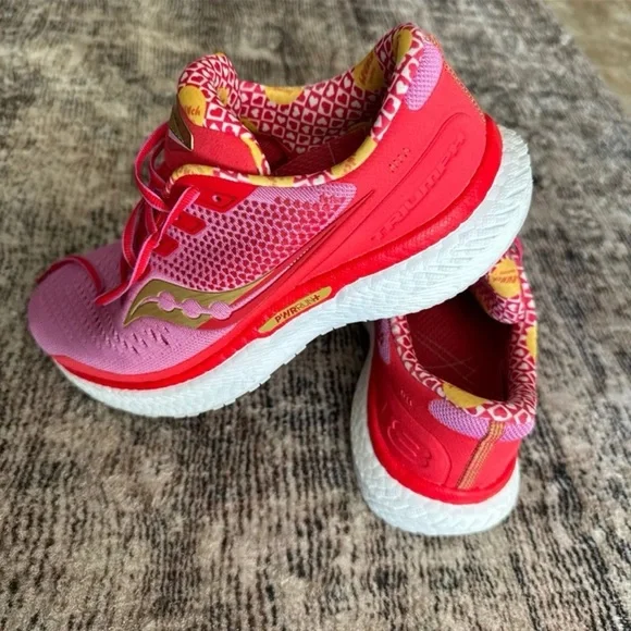 Saucony Women’s Triumph 18 'Galentine's Day' Hot Pink/Red 
size 8.5 - Picture 11 of 12